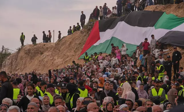 巴勒斯坦民眾在加沙（Gaza）中部迪爾巴拉赫（Deir al-Balah）觀看並慶祝一場集體婚禮，攝於2026年4月24日周五。(美聯社圖片/Abdel Kareem Hana) AP圖片