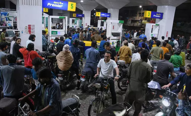 電單車（Motorcycle）司機在巴基斯坦卡拉奇（Karachi）的一個加油站排隊等候購買燃油，攝於2026年4月2日周四。(美聯社圖片/Ali Raza) AP圖片