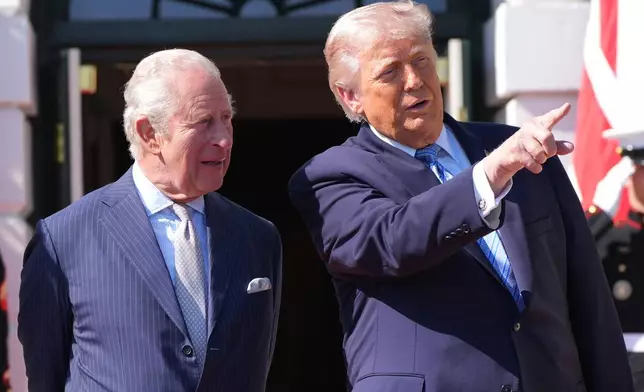 總統特朗普與英國英王查理斯三世，於2026年4月27日周一華盛頓白宮內交談。(美聯社圖片/Alex Brandon) AP圖片