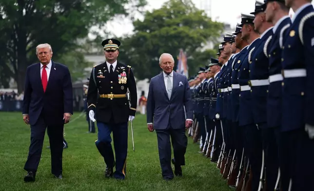 2026年4月28日周二，華盛頓白宮南草坪舉行的歡迎儀式結束後，總統特朗普（左）與英王查理斯三世離開。(美聯社圖片/Julia Demaree Nikhinson) AP圖片