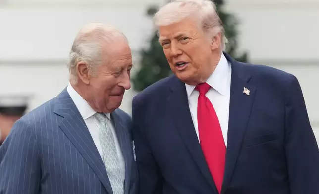 2026年4月28日周二，華盛頓白宮南草坪舉行的國事訪問歡迎儀式上，總統特朗普與英王查理斯三世在台上交談。(美聯社圖片/Alex Brandon) AP圖片