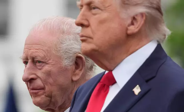 2026年4月28日周二，華盛頓白宮南草坪舉行的國事訪問歡迎儀式上，總統特朗普與英王查理斯三世一同站立。(美聯社圖片/Mark Schiefelbein) AP圖片