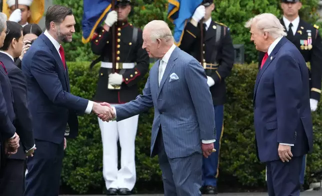 2026年4月28日周二，華盛頓白宮南草坪舉行的國事訪問歡迎儀式上，總統特朗普觀看英王查理斯三世問候副總統范斯。(美聯社圖片/Alex Brandon) AP圖片