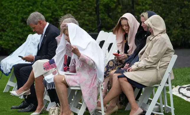 2026年4月28日周二，華盛頓白宮南草坪舉行的國事訪問歡迎儀式前，賓客冒雨抵達，等候總統特朗普及第一夫人梅拉尼婭特朗普迎接英王查理斯三世與王后卡米拉。(美聯社圖片/Alex Brandon) AP圖片