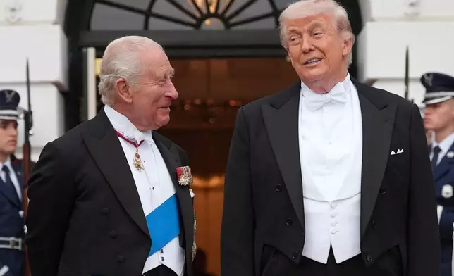 2026年4月28日周二，總統特朗普在華盛頓白宮南門廊迎接出席國宴的英王查理斯三世。(美聯社圖片/Alex Brandon) AP圖片