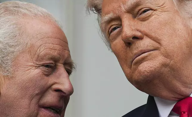 2026年4月28日周二，在華盛頓白宮南草坪舉行的國事訪問歡迎儀式上，英王查理斯三世（左）與總統特朗普（右）在部隊步操經過時交談。(美聯社圖片/Julia Demaree Nikhinson) AP圖片