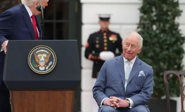 2026年4月28日周二，華盛頓白宮南草坪舉行的國事訪問歡迎儀式上，英王查理斯三世聆聽總統特朗普發言。(美聯社圖片/Alex Brandon) AP圖片