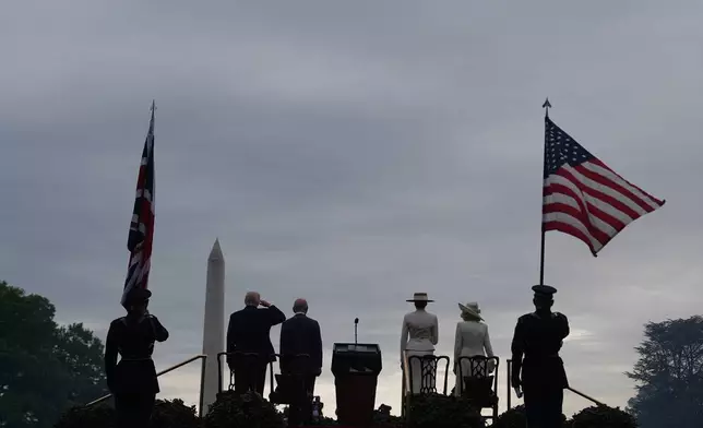 2026年4月28日周二，華盛頓白宮南草坪舉行的歡迎儀式上，總統特朗普（左起）、英王查理斯三世、第一夫人梅拉尼婭特朗普及王后卡米拉，一同肅立聆聽兩國國歌。(美聯社圖片/Julia Demaree Nikhinson) AP圖片