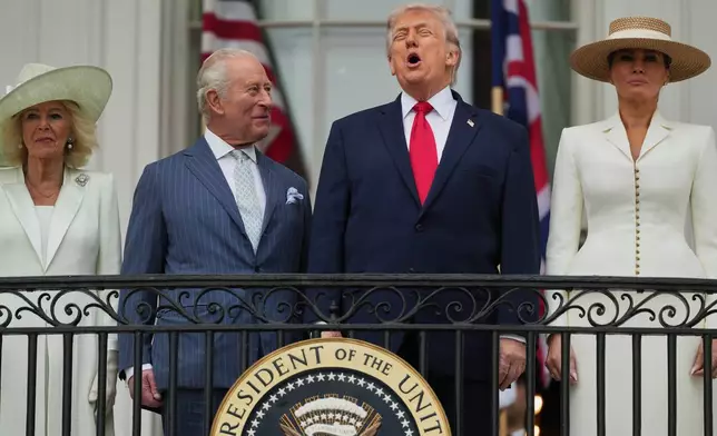 2026年4月28日周二，華盛頓，白宮南草坪的歡迎儀式上，總統特朗普與英王查理斯三世一同歡笑，左為卡米拉王后，右為第一夫人梅拉尼婭特朗普。(美聯社圖片/Julia Demaree Nikhinson) AP圖片