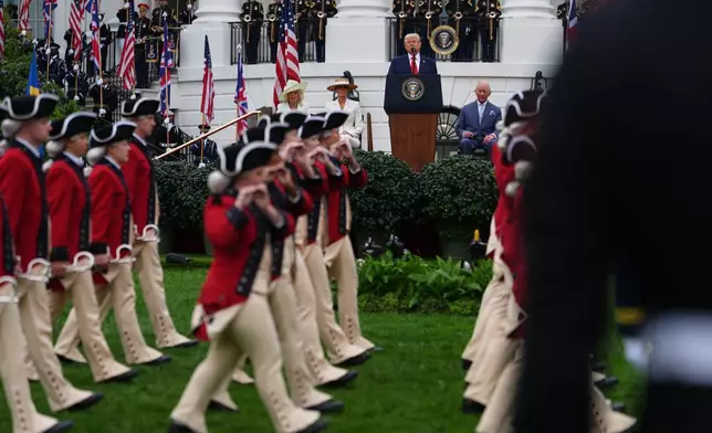 2026年4月28日周二，華盛頓白宮南草坪舉行的歡迎儀式上，王后卡米拉（後排左起）、第一夫人梅拉尼婭特朗普、總統特朗普及英王查理斯三世，觀看美國陸軍老衛隊軍樂團的表演。(美聯社圖片/Julia Demaree Nikhinson) AP圖片