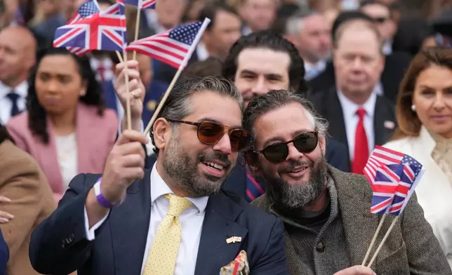 2026年4月28日周二，華盛頓白宮南草坪舉行的國事訪問歡迎儀式上，賓客揮舞旗幟，觀看總統特朗普及第一夫人梅拉尼婭特朗普迎接英王查理斯三世與王后卡米拉。(美聯社圖片/Mark Schiefelbein) AP圖片