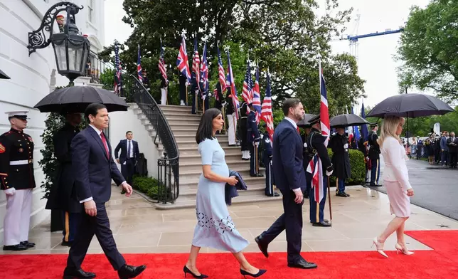 2026年4月28日周二，華盛頓白宮南草坪舉行的歡迎儀式上，國務卿魯比奧（左起）、第二夫人烏莎范斯及副總統范斯與其他人一同抵達。(美聯社圖片/Julia Demaree Nikhinson) AP圖片
