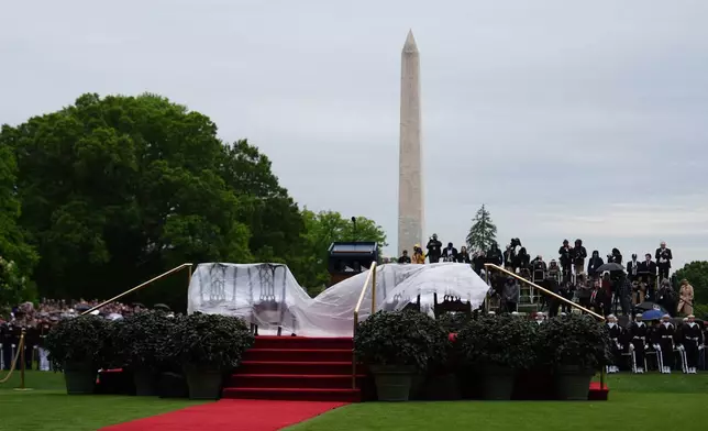 2026年4月28日周二，華盛頓白宮南草坪舉行的國事訪問歡迎儀式前，椅子被覆蓋以防雨水。(美聯社圖片/Julia Demaree Nikhinson) AP圖片