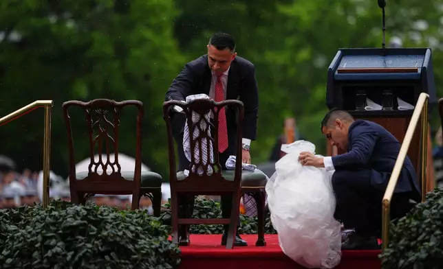 2026年4月28日周二，華盛頓白宮南草坪舉行的國事訪問歡迎儀式前，工作人員擦乾椅子。(美聯社圖片/Julia Demaree Nikhinson) AP圖片