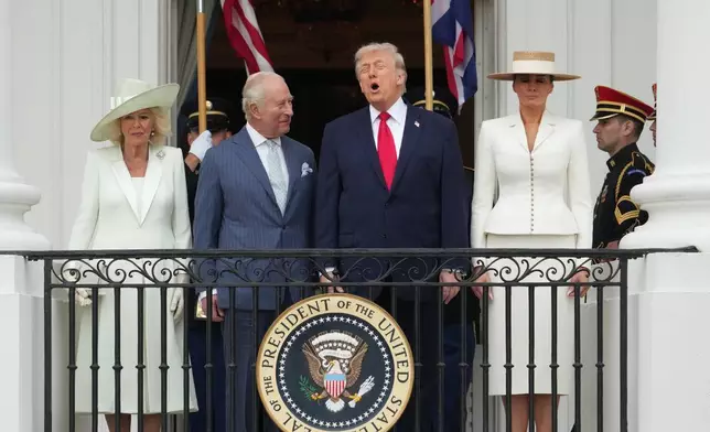 2026年4月28日周二，華盛頓白宮南草坪舉行的國事訪問歡迎儀式上，總統特朗普、第一夫人梅拉尼婭特朗普、英王查理斯三世及王后卡米拉站在藍廳陽台。(美聯社圖片/Alex Brandon) AP圖片