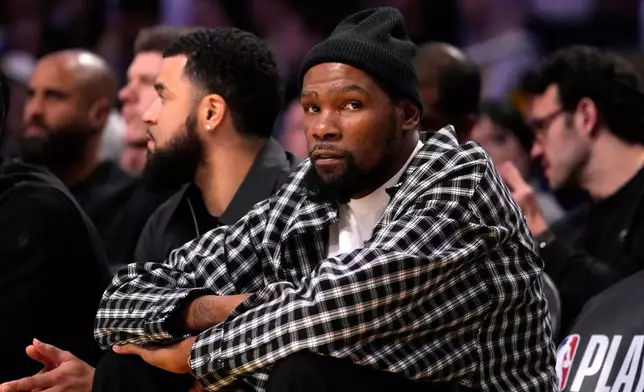 侯斯頓火箭的杜蘭特（Kevin Durant）在2026年4月29日周三於洛杉磯舉行的NBA季後賽首圈第五場對陣洛杉磯湖人的賽事上半場，在後備席上觀戰。(美聯社圖片/Mark J. Terrill) AP圖片