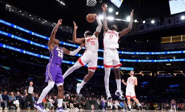 侯斯頓火箭後衛奧科吉（Josh Okogie，中）在2026年4月29日周三於洛杉磯舉行的NBA季後賽首圈第五場對陣洛杉磯湖人的賽事上半場，從洛杉磯湖人前鋒八村壘（Rui Hachimura，左）手中搶下籃板，前鋒伊臣（Tari Eason）亦在旁爭奪。(美聯社圖片/Mark J. Terrill) AP圖片