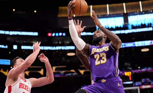 洛杉磯湖人的勒邦占士（LeBron James）在2026年4月29日周三於洛杉磯舉行的NBA季後賽首圈第五場對陣侯斯頓火箭的賽事上半場，在侯斯頓火箭的申根（Alperen Sengun）防守下投籃。(美聯社圖片/Mark J. Terrill) AP圖片