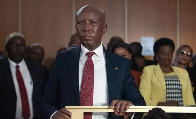 2026年4月15日周三，經濟自由戰士黨（EFF）領袖朱利葉斯馬利馬在南非東倫敦法院出席判刑前聆訊時站在被告席上。(美聯社圖片/STR) AP圖片