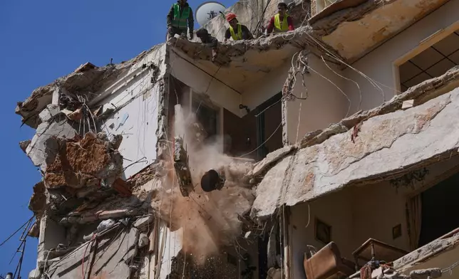 2026年4月13日周一，黎巴嫩貝魯特，救援人員在一個於4月8日遭以色列空襲摧毀的建築物內，移走瓦礫並繼續搜尋一名失蹤婦女及女童的遺體。(美聯社圖片/Hussein Malla) AP圖片