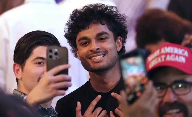 2026年4月17日周五，人們在總統特朗普於鳳凰城夢想之城教會的轉捩點美國活動上發表演講後合影留念。(美聯社圖片/Ross D. Franklin) AP圖片