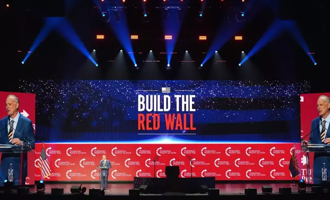 2026年4月17日周五，亞利桑那州共和黨眾議員兼州長候選人安迪·比格斯（Andy Biggs）在鳳凰城的一個轉捩點美國活動上發表演講。(美聯社圖片/Ross D. Franklin) AP圖片