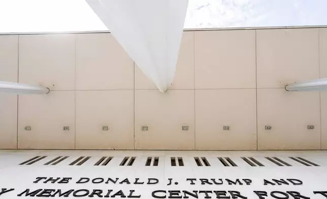 周三（2026年4月22日），在華盛頓（Washington）一場旨在展示建築損壞的傳媒導覽後，約翰甘迺迪表演藝術中心（John F. Kennedy Center for the Performing Arts）的外觀。(美聯社圖片/Julia Demaree Nikhinson) AP圖片