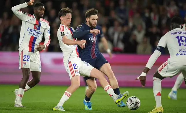 巴黎聖日耳門的奇雲卡華拉斯基利亞（中右）與里昂的泰亞高艾馬達（Thiago Almada）在法國巴黎舉行的法甲足球賽中爭奪控球權。攝於2026年4月19日周日。(美聯社圖片/Christophe Ena) AP圖片