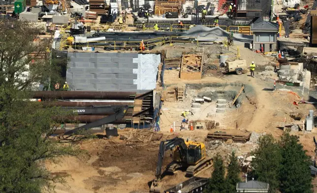 2026年4月1日周三，華盛頓白宮宴會廳的工程持續進行。(美聯社圖片/Allison Robbert) AP圖片