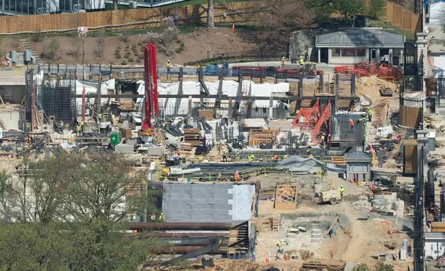 2026年4月1日周三，華盛頓白宮宴會廳的工程持續進行。(美聯社圖片/Allison Robbert) AP圖片