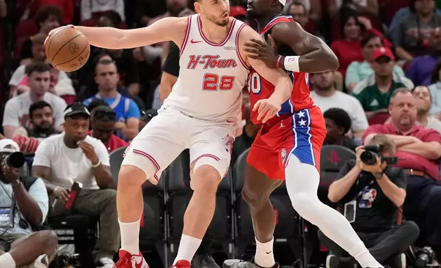 2026年4月9日周四，NBA籃球賽上半場，侯斯頓火箭（Houston Rockets）中鋒申根（Alperen Sengun）（28號）在侯斯頓控球，對抗費城76人（Philadelphia 76ers）中鋒博納（Adem Bona）（30號）。 (美聯社圖片/ Karen Warren) AP圖片