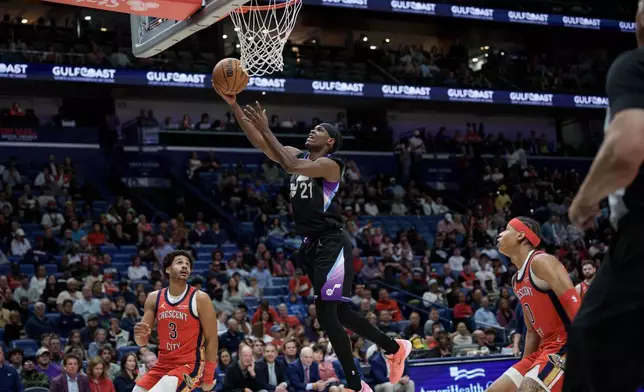 猶他爵士隊後衛貝茲姆賓（Bez Mbeng）（21號）在2026年4月7日周二於新奧爾良舉行的一場NBA籃球賽中，面對新奧爾良塘鵝隊後衛佐敦普爾（Jordan Poole）（3號）投籃。(美聯社圖片/Matthew Hinton) AP圖片