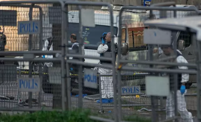 4月7日，伊斯坦布爾一棟設有以色列領事館的建築物遇襲，土耳其警方調查人員在現場工作。 (美聯社圖片/Khalil Hamra) AP圖片