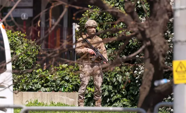 4月7日，土耳其伊斯坦布爾的以色列領事館所在建築物遭槍手襲擊後，當局封鎖現場。 (Omer Hamza Yildiz/DIA Photo via 美聯社圖片) AP圖片