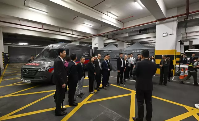 來賓參觀CSI流動實驗室