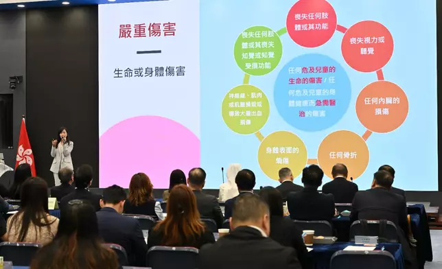 警隊代表與來賓討論保護兒童及青少年議題