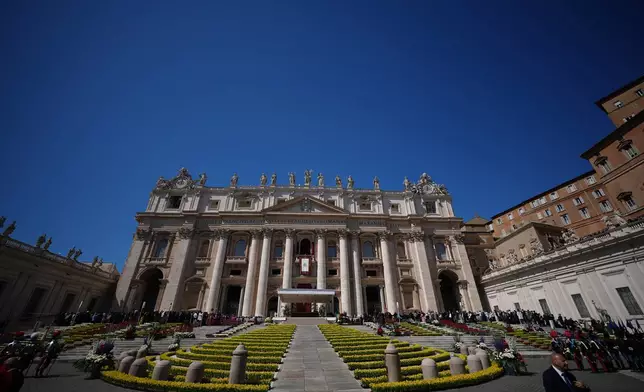 良十四世周日（2026年4月5日）在梵蒂岡聖伯多祿廣場主持復活節彌撒結束後，從聖伯多祿大殿中央涼廊發表「降福羅馬城及全世界 (Urbi et Orbi)」的祝福。(美聯社圖片/Andrew Medichini) AP圖片