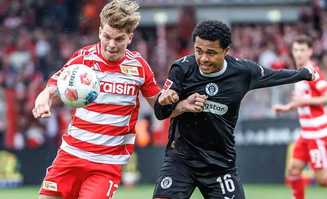 聖保利（St. Pauli）的祖爾藤田千馬（Joel Chima Fujita，右）與柏林聯（Union Berlin）的安德拉斯沙費爾（Andras Schäfer），攝於2026年4月5日周日柏林聯對聖保利的德甲（Bundesliga）足球賽事期間。 (Andreas Gora/dpa via 美聯社圖片) AP圖片