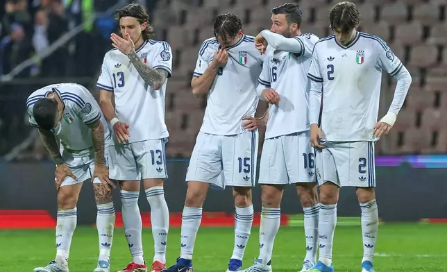 2026年3月31日周二，在波斯尼亞澤尼察舉行的波斯尼亞對意大利世界盃外圍賽附加賽決賽中，意大利球員在互射十二碼期間的反應。(美聯社圖片/Armin Durgut) AP圖片