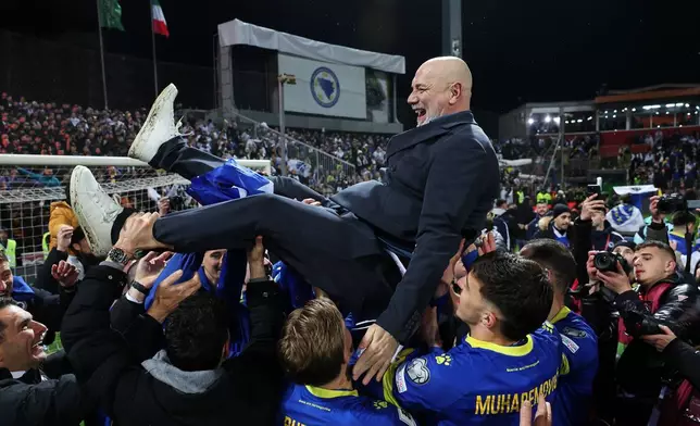 2026年3月31日周二，在波斯尼亞澤尼察舉行的波斯尼亞對意大利世界盃外圍賽附加賽決賽中，波斯尼亞教練塞爾蓋巴爾巴雷斯（Sergej Barbarez）在互射十二碼勝出後，被球員高舉慶祝。(美聯社圖片/Armin Durgut) AP圖片