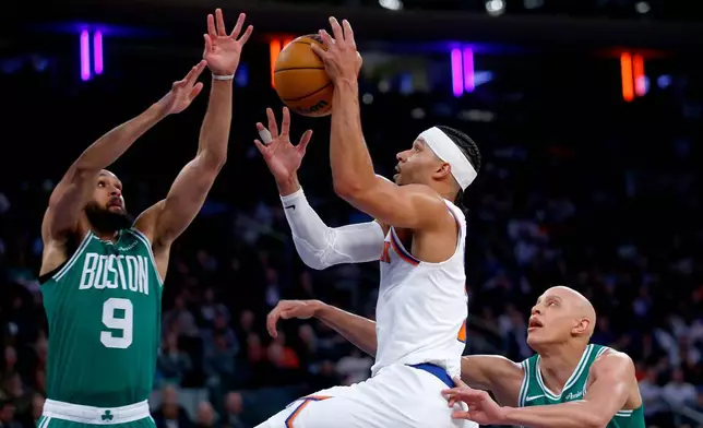 紐約人後衛祖舒夏特（中）在周四（2026年4月9日）於紐約舉行的一場NBA籃球賽上半場，在塞爾特人後衛迪歷韋特（左）及前鋒佐敦禾殊防守下投籃。（美聯社圖片/John Munson） AP圖片