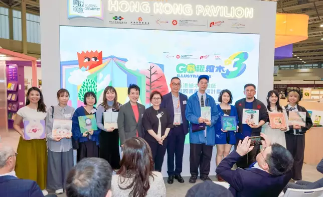 第三屆「《飛躍繪本》—香港繪本插畫家國際書展推廣計劃」的八名香港新晉繪本插畫家，包括：李玉湘、文啓盈（文盈）、劉清華、陳玉琪 （玊玉）、伍綺萍、凌楚瑩、許家俊（許俊），與楊仟仟，以及另一位得獎插畫師顧沛然均獲邀成為是次「香港館」的駐場插畫師。各插畫師與文創產業助理專員葉敏儀女士（左6）、「騰飛創意—香港館」項目籌委會聯席主席任澤明先生（左7），與創意創業會會長鄭凱謙先生（左5）合照。