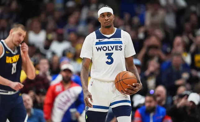 2026年4月27日周一，NBA季後賽首圈第五場賽事，明尼蘇達木狼前鋒麥丹尼爾斯在上半場被判犯規後作出反應。 (美聯社圖片/David Zalubowski) AP圖片