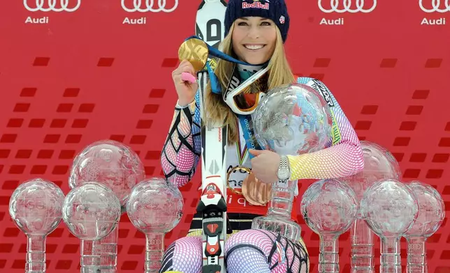 檔案圖片：2010年3月13日，美國選手蓮茜禾恩在德國加米施-帕滕基興（Garmisch-Partenkirchen）展示她職業生涯中贏得的所有奧運獎牌和女子世界盃滑雪獎盃。(美聯社圖片/Giovanni Auletta) AP圖片