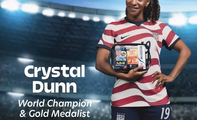 世界盃冠軍兼奧運金牌得主克莉絲汀鄧恩（Crystal Dunn）展示「助攻包」（Assist Pack），這是一款透明球場袋，專為球迷設計，內含雅維（Advil）、益生菌C（Emergen-C）、達姆（TUMS）及舒適達（Sensodyne）等比賽日健康必需品。 AP圖片