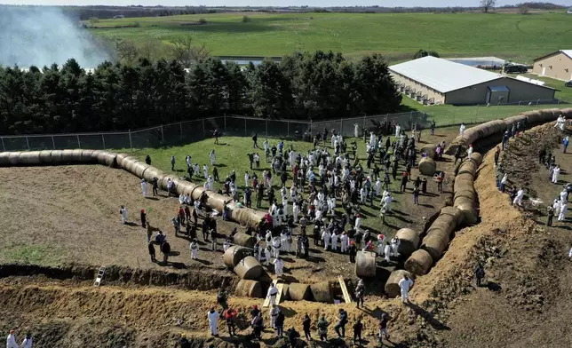 動物權益活躍分子於2026年4月18日周六，試圖闖入威斯康辛州藍丘的里奇蘭農場小獵犬繁殖及研究設施。(美聯社圖片/Amber Arnold/Wisconsin State Journal) AP圖片