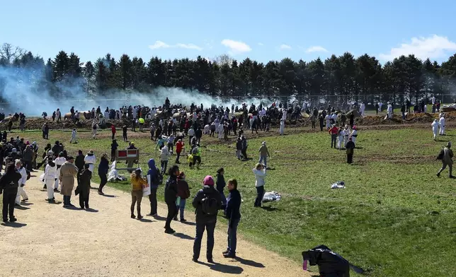 2026年4月18日周六，在威斯康辛州藍丘，活躍分子試圖闖入里奇蘭農場小獵犬繁殖及研究設施。(Owen Ziliak/Wisconsin State Journal via AP) AP圖片