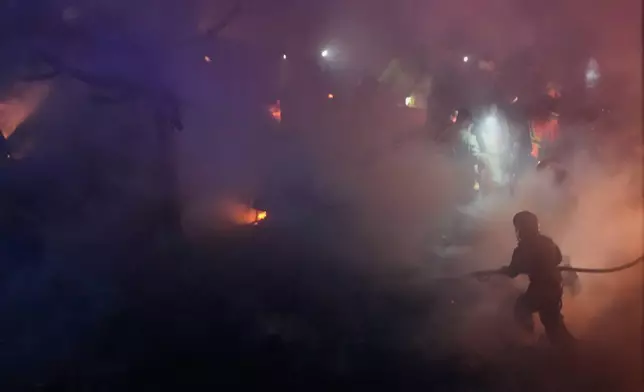 2026年4月1日周三，黎巴嫩貝魯特，消防員和救援人員正在以色列空襲現場檢查。(美聯社圖片/Hussein Malla) AP圖片