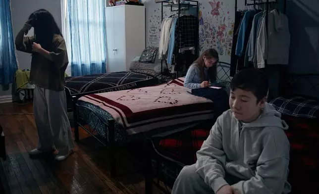 2026年3月17日周二，紐約布朗克斯（Bronx）一幢租客投訴維修問題及蟲害的大廈內，古爾哈約·尤爾多舍娃（Gulhayo Yuldosheva）的孩子們準備上學。(美聯社圖片/Andres Kudacki) AP圖片