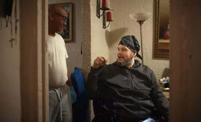 2026年3月17日周二，紐約布朗克斯（Bronx）一幢租客投訴維修問題及蟲害的大廈內，湯米·羅德里格斯（Tommy Rodriguez，右）與其親戚法蘭西斯科·梅迪納（Francisco Medina，左）交談。(美聯社圖片/Andres Kudacki) AP圖片